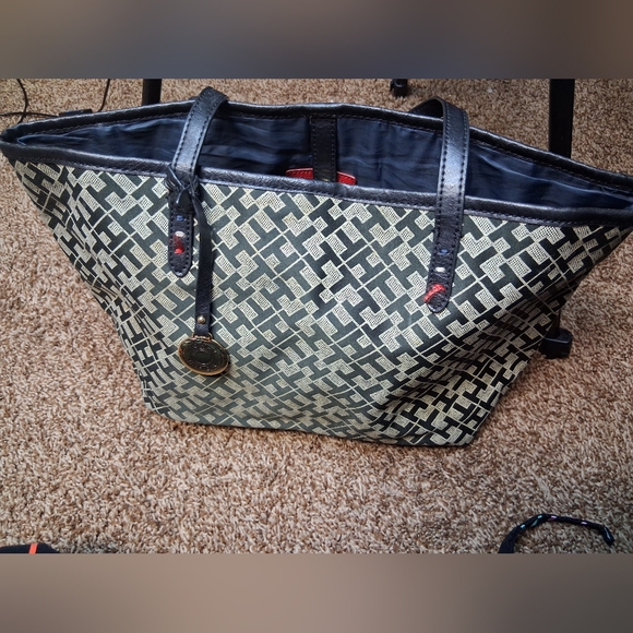 Tommy Hilfigure Black and Gray Patterned Tote - Picture 3 of 6